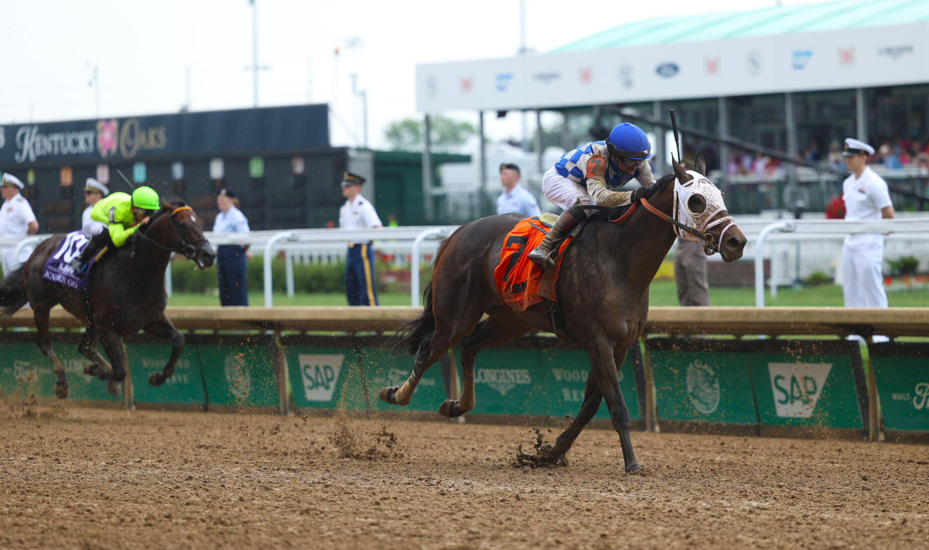 Horse finishes out race at Churchill.JPG